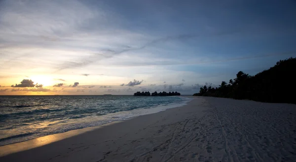 Beau paysage à la plage du coucher du soleil — Photo