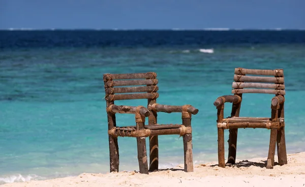 楽園が待っているの つの場所の利用可能な場所 白い砂のビーチで手作りのロビンソンクルーソー スタイルの椅子 — ストック写真