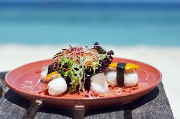 Almoço Delicioso Sushi Servido Praia Perto Oceano — Fotografia de Stock