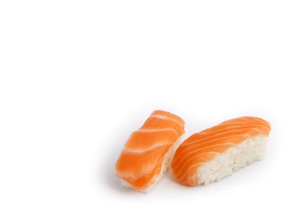 Japonské Jídlo Lahodné Saké Čerstvý Losos Nigiri Sushi Izolovaných Bílém — Stock fotografie