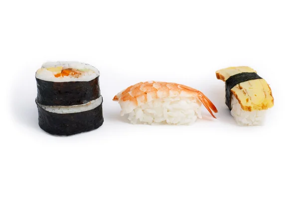 不同类型的 Sushes 在白色背景上分离的 Futomaki Ebi 和火锅 煮熟的鸡蛋 — 图库照片