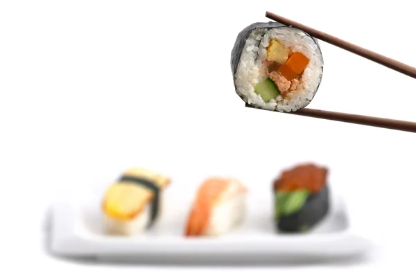 日本食品 Futomaki 然后选择三个饭 Shushes 孤立在白色背景 — 图库照片