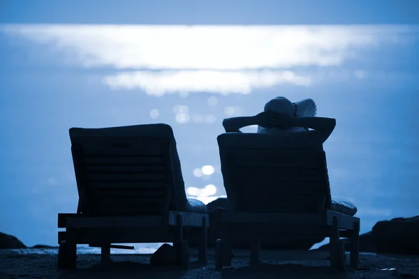 Junge Frau Entspannt Sich Strand Bei Sonnenuntergang — Stockfoto