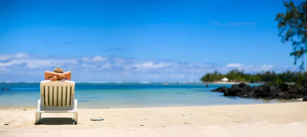 Jovem Relaxante Praia Areia Branca Tropical — Fotografia de Stock