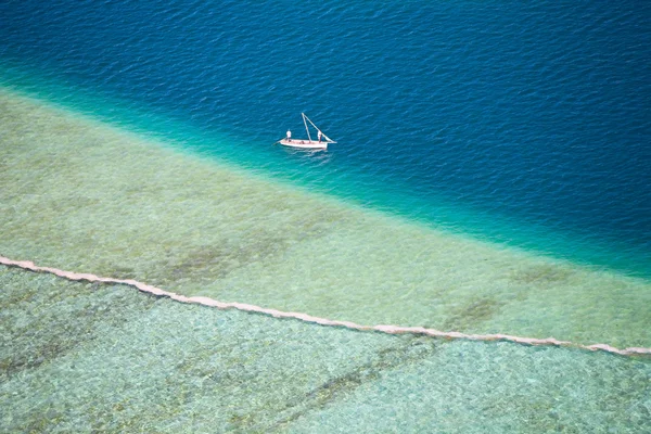 Turkuaz Hint Okyanusu Suların Küçük Teknenin Havadan Görünümü — Stok fotoğraf