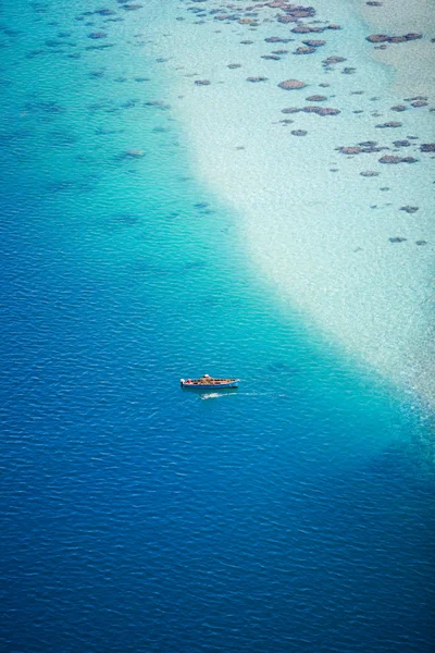 Küçük Tekne Turkuaz Suları Hint Okyanusu — Stok fotoğraf