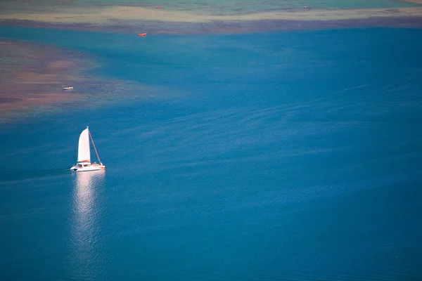 Маленькая Лодка Бирюзовых Водах Индийского Океана — стоковое фото