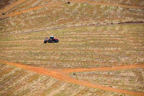 Ernte Luftaufnahme Eines Traktors Der Auf Einem Feld Arbeitet — Stockfoto