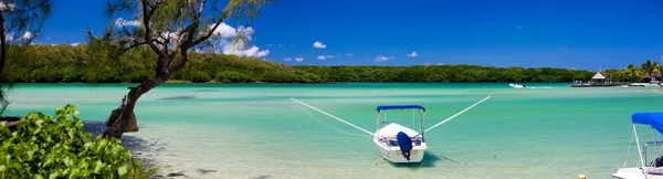White Boat Turquoise Waters Indian Ocean — Stock Photo, Image