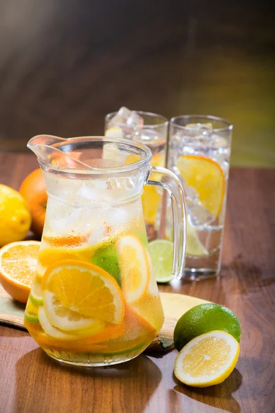 Citron Apelsin Och Karaff Med Citrus Isvatten — Stockfoto