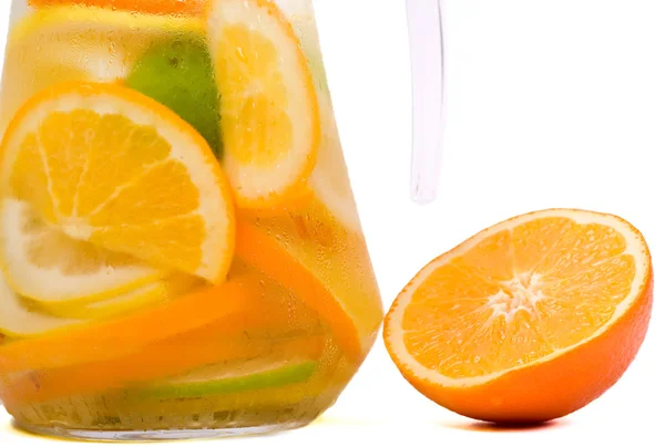 橙色和玻璃水瓶 带柑橘冰水 — 图库照片