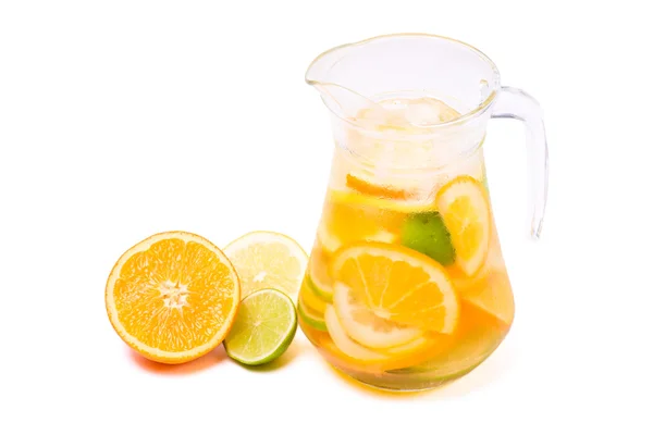 Citrus Isvatten Citron Lime Apelsin Och Karaff Med Citrus Isvatten — Stockfoto