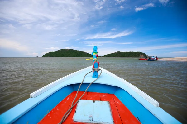Traditionele Thaise Longtail Boot Buurt Van Tropische Wit Zand Strand — Stockfoto