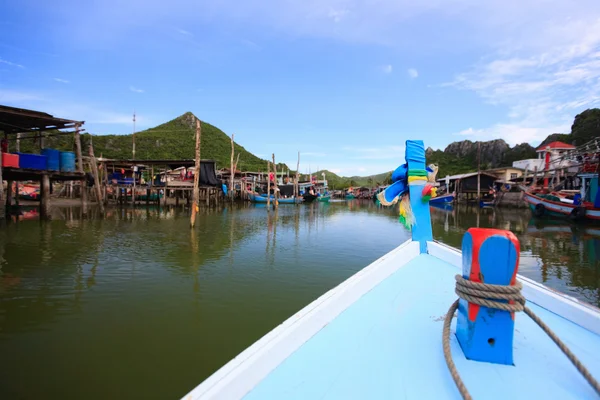 Viagem Barco Tailandês Cauda Longa Tradicional Vila Beira Mar Tailândia — Fotografia de Stock