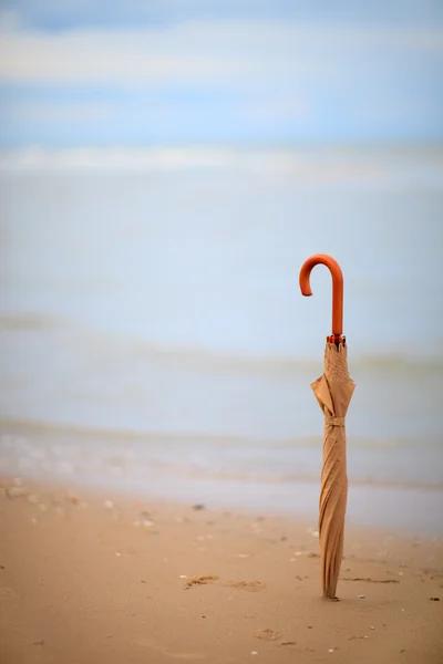 Stagione Delle Piogge Ombrello Sulla Spiaggia Sabbia Tropicale — Foto Stock