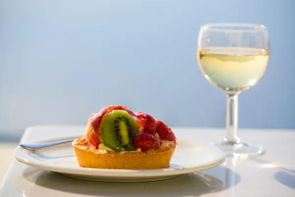 Crostata Frutta Fresca Primo Piano Vino Bianco Delizioso Dessert Con — Foto Stock