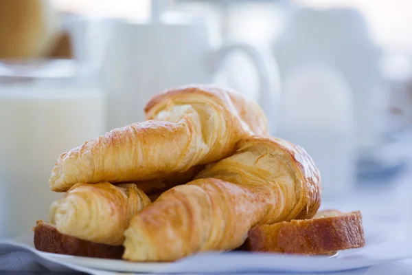 Frisches Frühstück Auswahl Frischem Brot Heißem Kaffee Und Milch — Stockfoto