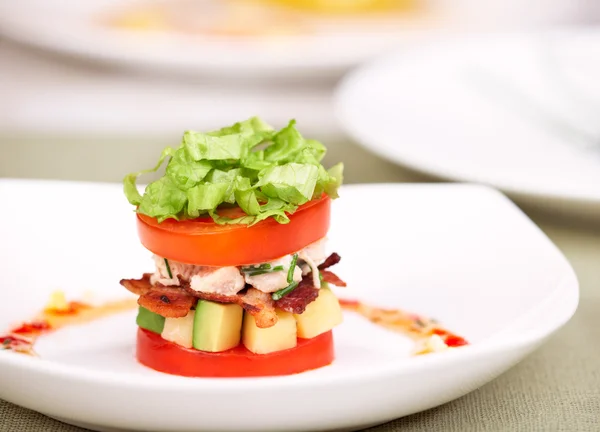 Köstlicher Salat Oder Vorspeise Mit Tomaten Salat Knusprigem Speck Hühnerbrust — Stockfoto