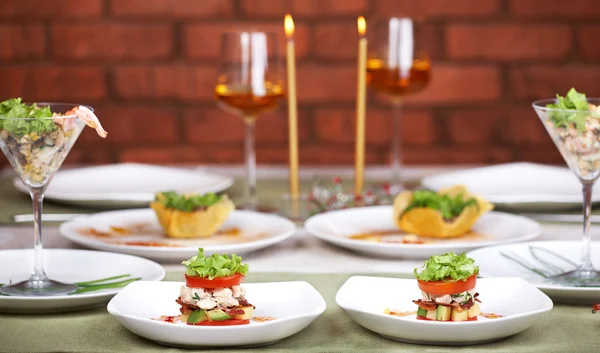 Romantikus Gyertyafényes Vacsorát Két Három Ételek Hangsúly Saláta Paradicsom Két — Stock Fotó