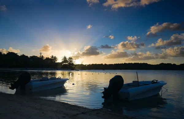 Piękny Zachód Słońca Stronie Oceanu Tropikalnej Plaży — Zdjęcie stockowe