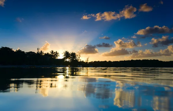Piękny Zachód Słońca Stronie Oceanu Tropikalnej Plaży — Zdjęcie stockowe