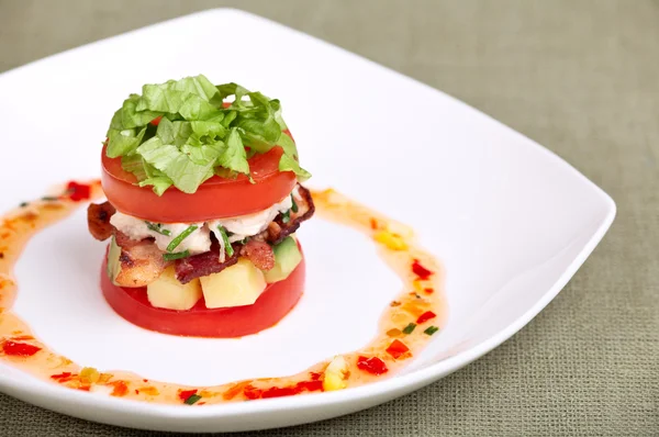 Deliciosa Ensalada Aperitivo Con Tomates Lechuga Tocino Crujiente Pechuga Pollo —  Fotos de Stock
