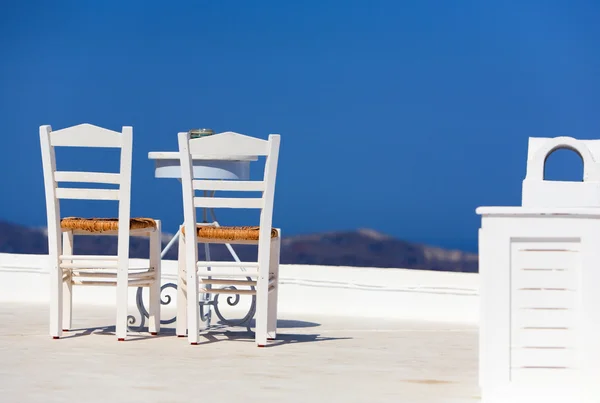 Cadeiras brancas e mesa — Fotografia de Stock