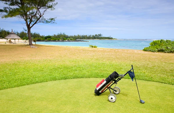 Kustnära Golfbana Golfklubbar Väska Och Bollen Vacker Golfbana — Stockfoto