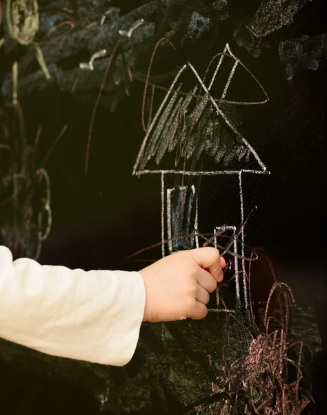 Makro Dzieci Ręki Rysuje Dom Tablicy — Zdjęcie stockowe
