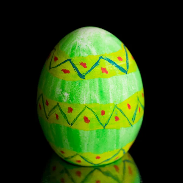 Huevo Pascua Pintado Mano Verde Sobre Fondo Negro — Foto de Stock