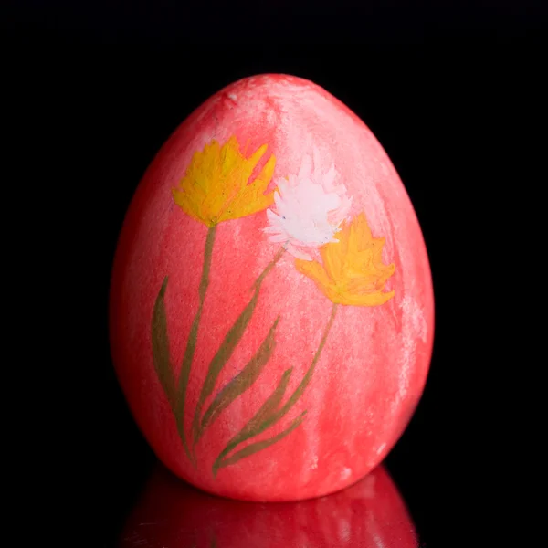 Huevo Pascua Pintado Mano Rojo Sobre Fondo Negro — Foto de Stock
