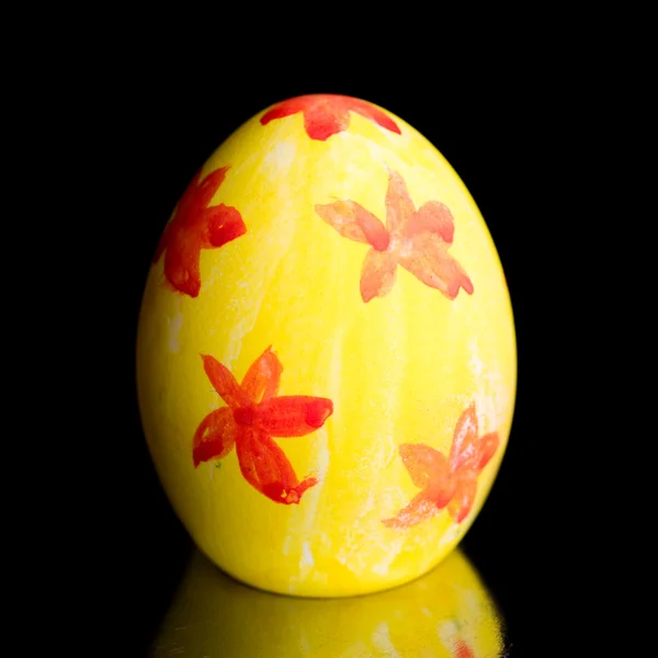 Sarı Boyalı Paskalya Yumurtası Siyah Arka Plan Üzerinde — Stok fotoğraf
