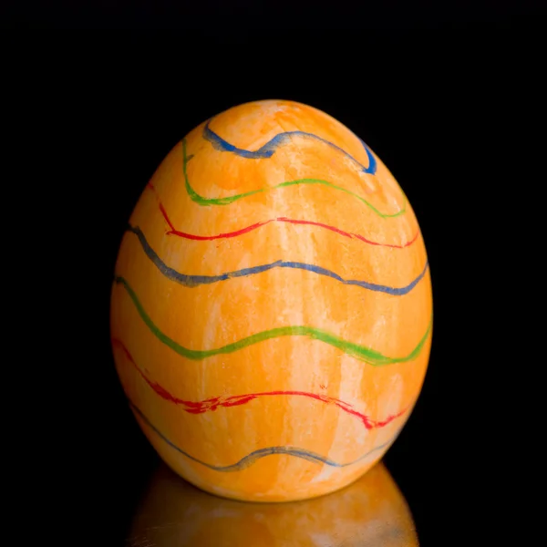 Huevo Pascua Pintado Mano Naranja Sobre Fondo Negro — Foto de Stock