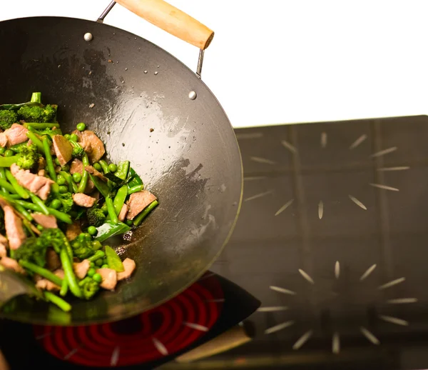 厨师烹饪蔬菜的炒锅平底锅 — 图库照片