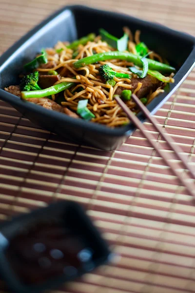 Delicious Freshly Cooked Meat Wok Black Plate — Stock Photo, Image