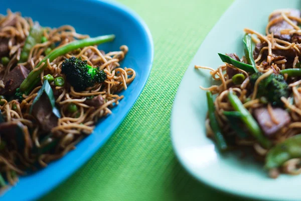 Delicioso Wok Carne Acabado Cozinhar Pratos Coloridos Azuis Verdes — Fotografia de Stock