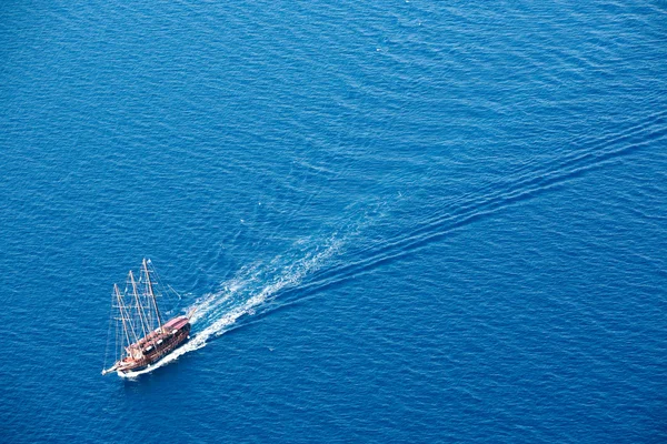Красивая Бригантийская Лодка Бирюзовых Морских Водах — стоковое фото