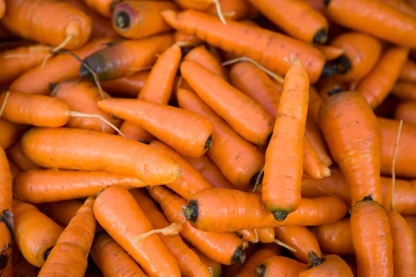 琳琅满目的新鲜胡萝卜上市场纸盒 — 图库照片
