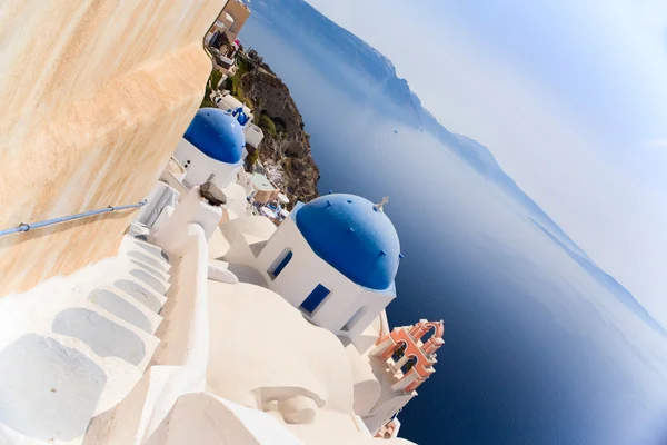 オイアで青いドーム教会 ギリシャのサントリーニ島の美しい島を取り巻く壮大なカルデラを一望します — ストック写真