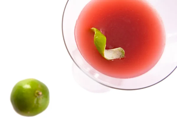 与石灰上白色孤立的大都会鸡尾酒 随时为您服务 项措施伏特加 测量小红莓汁 — 图库照片
