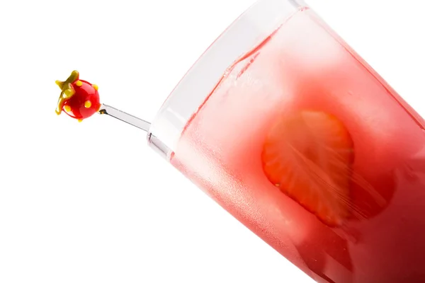 浆果脸红鸡尾酒上白色孤立 随时为您服务 的新鲜草莓 项措施伏特加 酸果蔓措施 — 图库照片