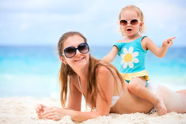 Νεαρή Μητέρα Και Αξιολάτρευτη Κορούλα Της Διακοπές Στην Παραλία — Φωτογραφία Αρχείου