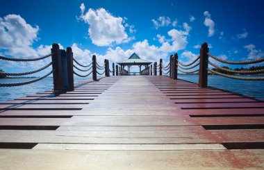 Tahta yol güzel kulübesine giden