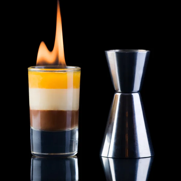 枪和测量玻璃在黑色的背景 要在晚上的短饮料 措施咖啡利口酒 措施爱尔兰奶油 — Φωτογραφία Αρχείου