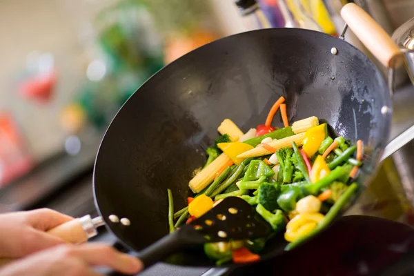 Шеф-кухар, приготування їжі wok — стокове фото