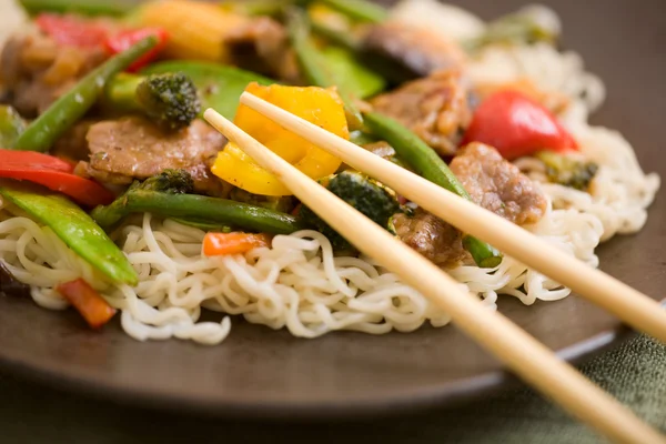 Delicioso Wok Carne Recién Cocida Servido Para Dos — Foto de Stock