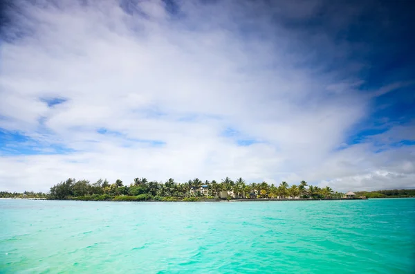 Isola Tropicale Resort Oceano Turchese Cielo Blu — Foto Stock