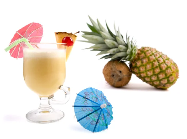 ピニャコラーダ カクテル白で隔離されます 長い飲み物をいつでも提供します スライス新鮮なパイナップル のアイス キューブ 白いメジャー プエルトリコのラム酒 — ストック写真