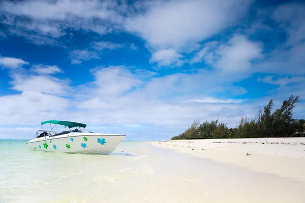 熱帯の楽園 白い砂浜 ターコイズ ブルーの海と青空 — ストック写真