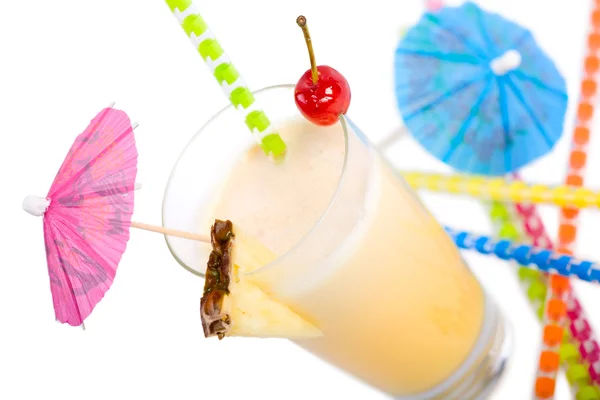 パーティーの時間です ピニャコラーダ カクテル白で隔離されます 長い飲み物をいつでも提供します スライス新鮮なパイナップル のアイス キューブ 白いメジャー プエルト — ストック写真